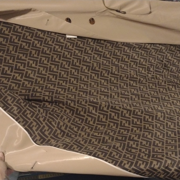 Authentic Fendi A Effet Verni Long Trench Coat - Picture 15 of 17